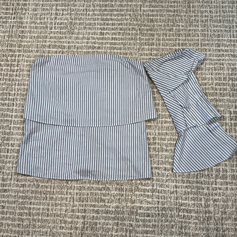 PrettyLittleThing Black and White One-Sleeve Halter Top sz 10